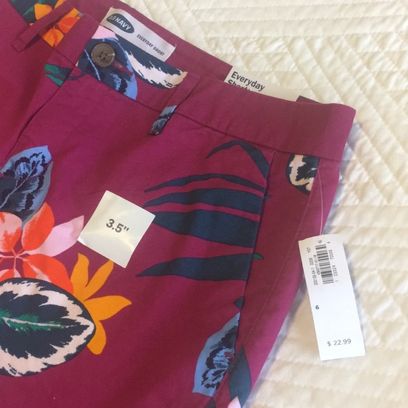 Old Navy Shorts NEW. - Picture 3 of 3